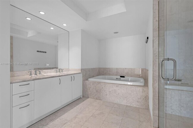 Building Photo - 1331 Brickell Bay Dr