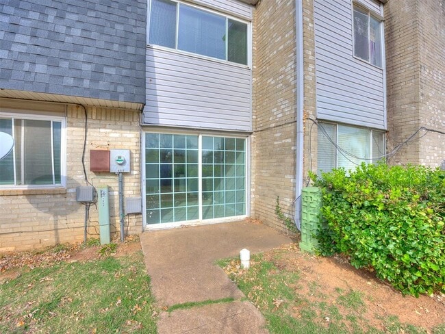 Building Photo - 1402 Bill Carrol Dr