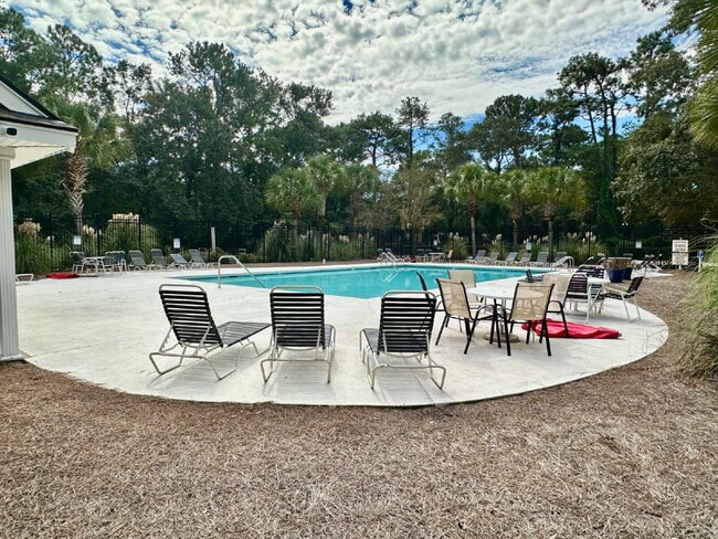 Building Photo - Bright and Airy Three Bedroom Home in Lake...