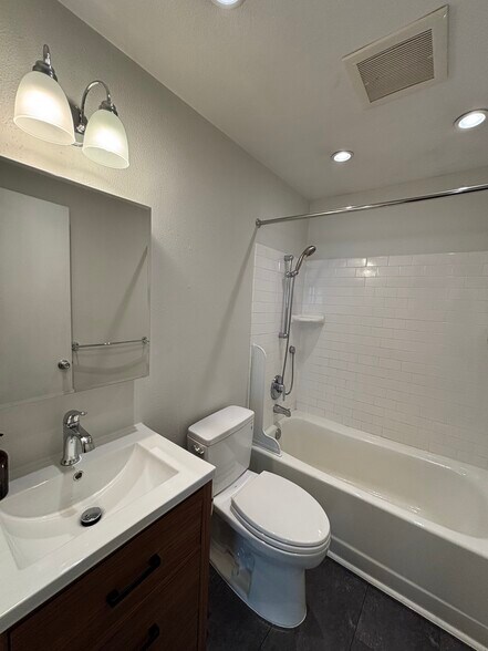 Building Photo - 2707 SE 50th Ave