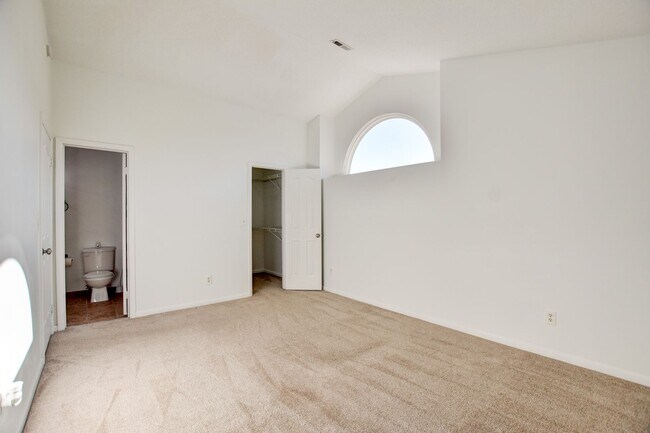 Building Photo - 2 Bedroom 1 full bath in Cedar Lakes