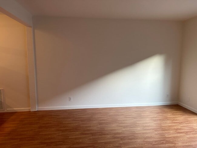 Building Photo - EPIC REA: 2 BR/1 BA Townhome w/ 1 Parking in Great Corte Madera