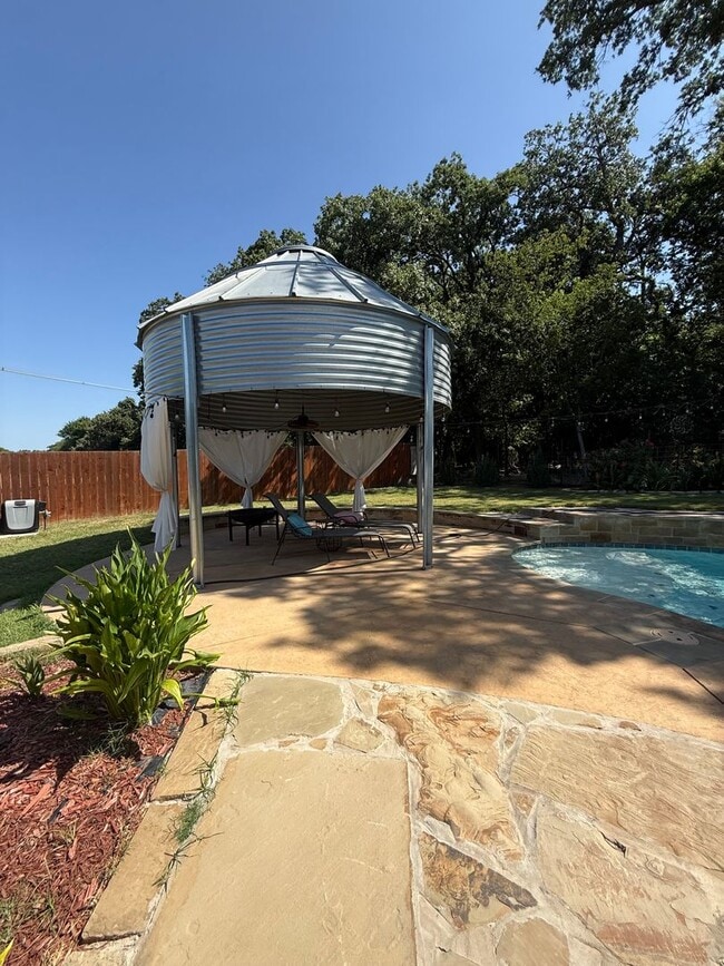 Building Photo - Beautiful 2 bedroom, 2.5 bath POOL home!!!!