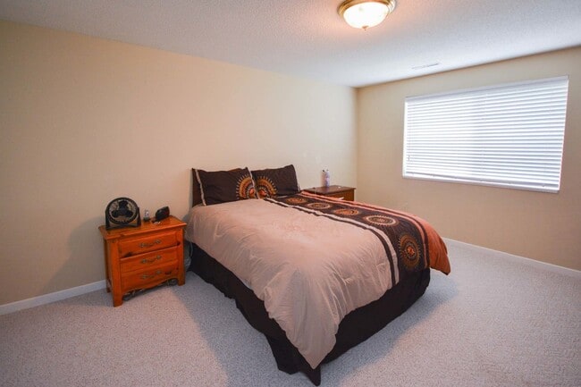 Building Photo - Private End-Unit Townhome with Walkout Basement