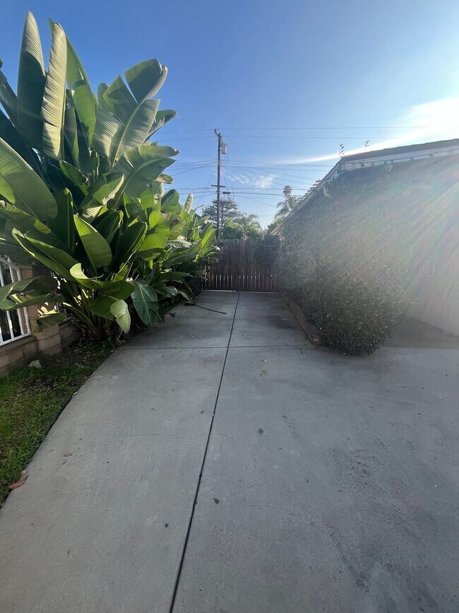 Building Photo - 5850 Cedarglen Dr