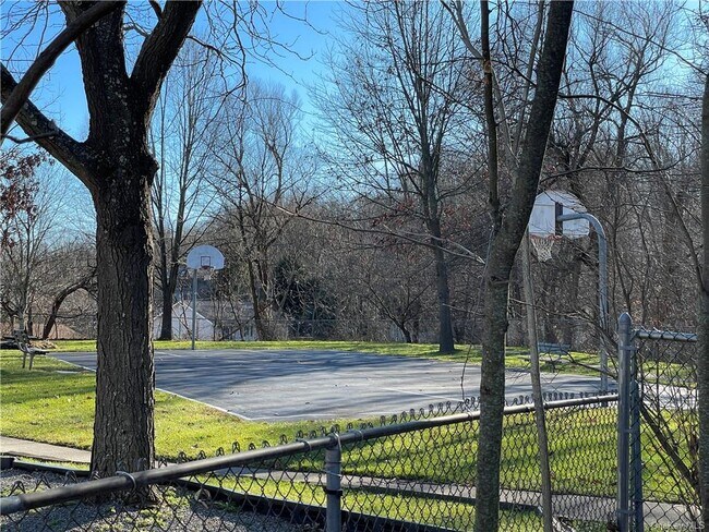 Building Photo - 9 Main St