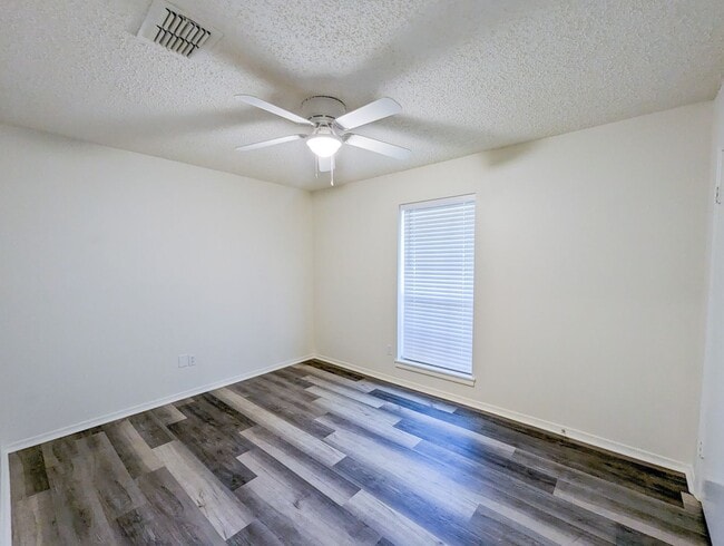 Building Photo - Newly Remodeled 3 bed/ 2 bath home in Coun...