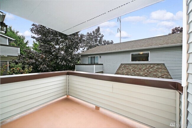 Building Photo - AVAILABLE AUGUST 1ST >> Beautiful Fully Remodeled 2BR/1BA Condo in Seattle!