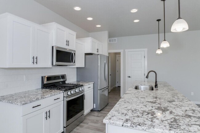 Building Photo - Newer Construction with High End Finishes _ Large 3 Car Garage!!