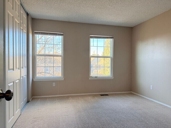 Building Photo - Updated Townhome in Centennial