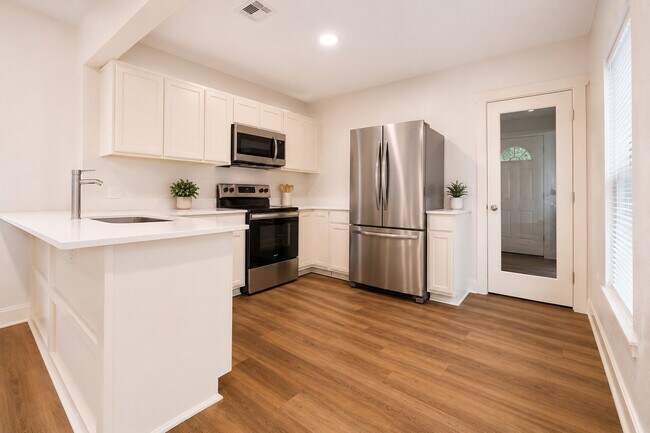 Building Photo - 1011 N Valderas St