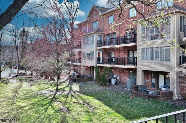 Building Photo - 35 Mews Ln