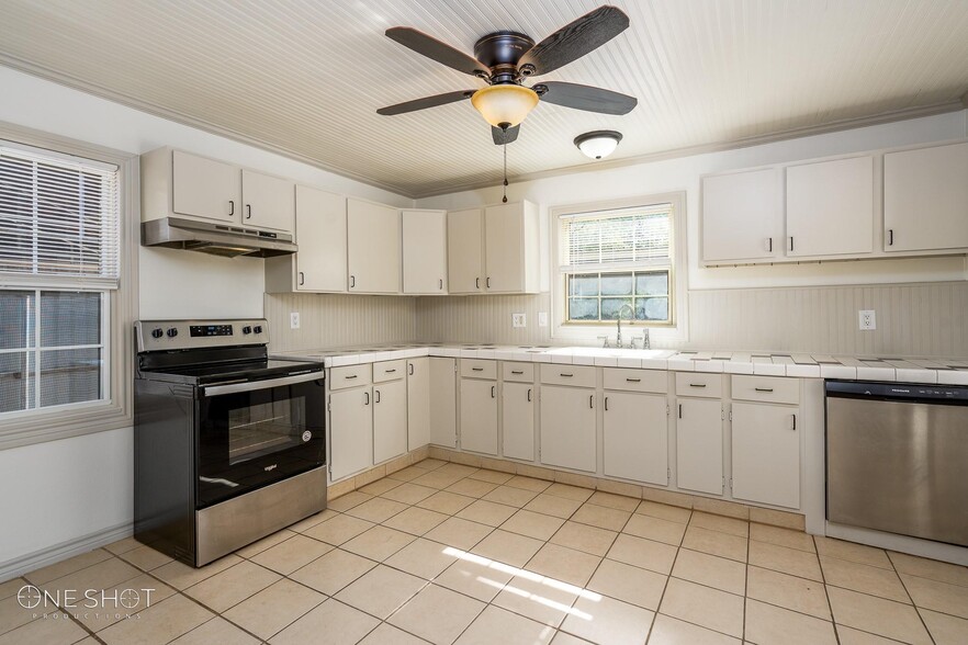 Building Photo - 2349 Highland Ave