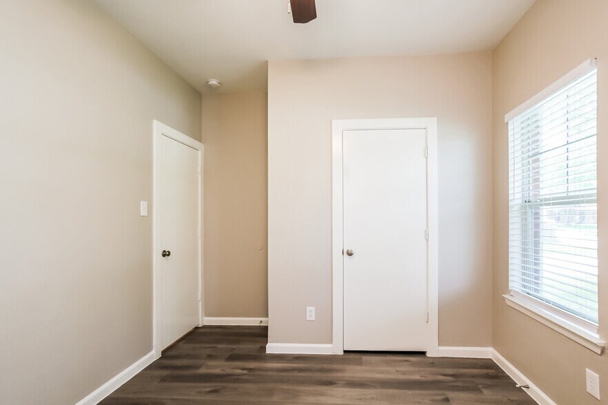 Building Photo - 16906 N Lighthouse Dr