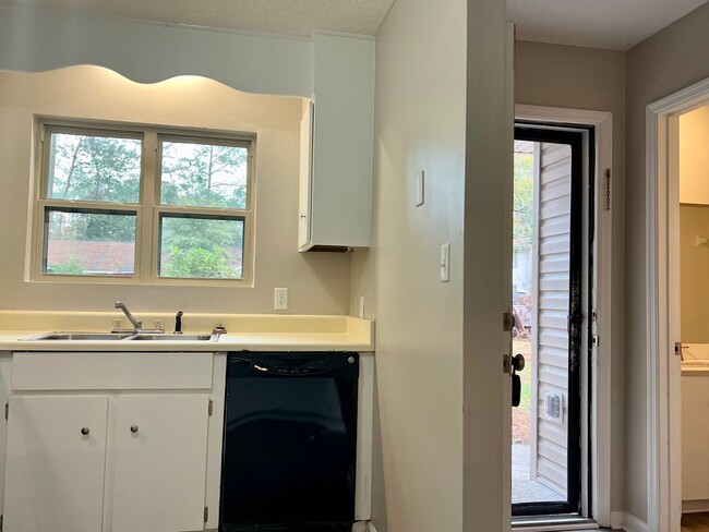 Building Photo - NEWLY REMODELED MOVE-IN READY (NO PETS PER...