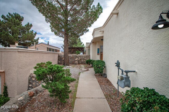 Building Photo - 6806 Ridgley Way