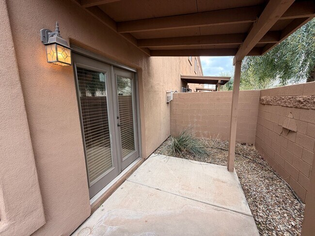 Building Photo - End Unit *Gated* Downtown Phx Townhome 2 Car Garage!