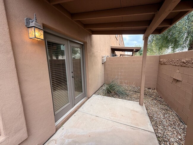 Building Photo - Move-in Special! End Unit *Gated* Downtown Phx Townhome 2 Car Garage!