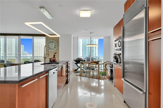 Kitchen - 901 Brickell Key Blvd