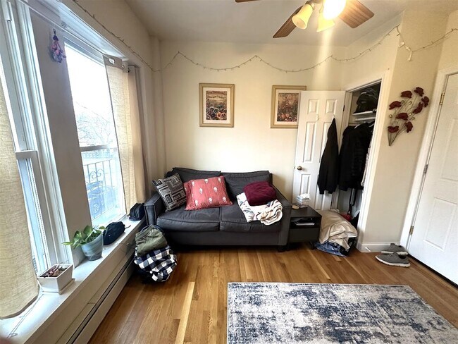 Building Photo - 1056 Cambridge St