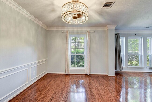 Building Photo - Stunning 4-Bedroom, 2.5-Bathroom Home with...