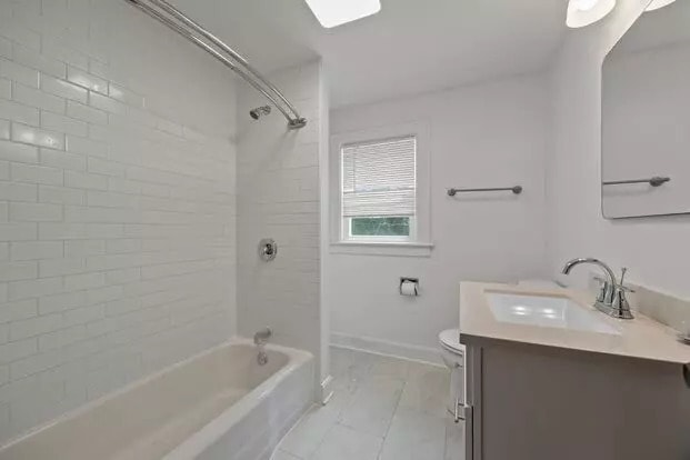 FULL BATHROOM - 293 Olentangy St