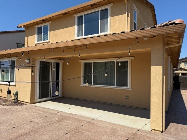 Building Photo - Newer Modern 4 Bedroom 3.5 Bath w/ Bedroom...