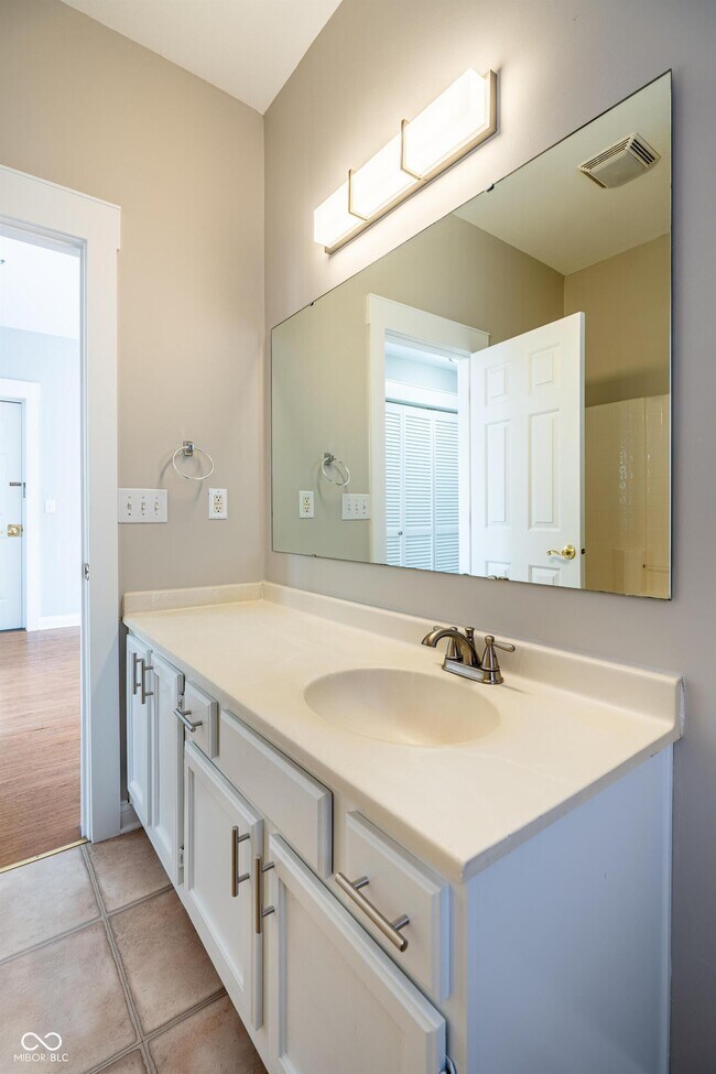 Building Photo - 234 E 9th St