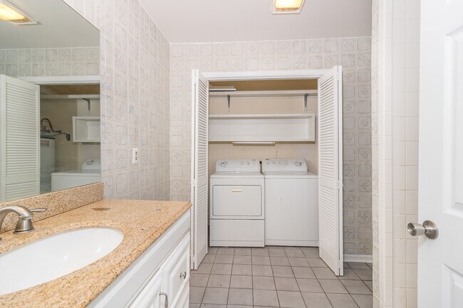 Building Photo - Wow! 2bed 2bath - Only 950