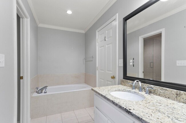 Building Photo - 2013 Fox Ridge Rd