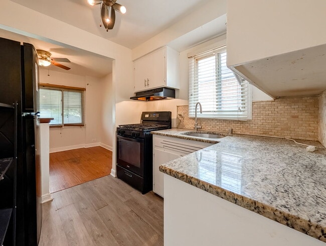 Building Photo - 631 Balmoral Ave