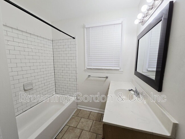 Building Photo - 241 Bonnacroft Dr