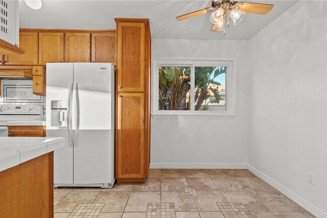 Building Photo - 10561 Alskog St