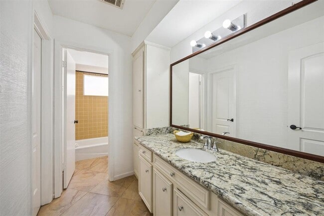 Building Photo - 318 W Fair Harbor Ln