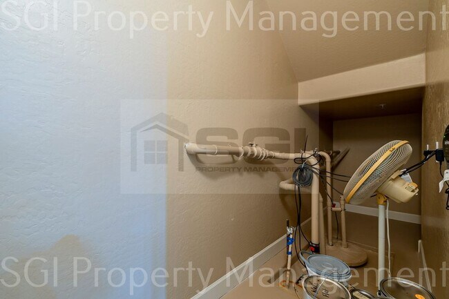 Building Photo - LUXURY 5 BEDROOM VISTANCIA BASEMENT HOME!