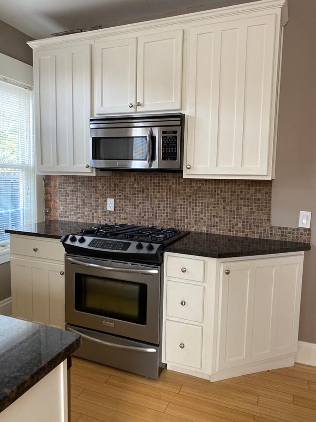 stove - 204 E Blenkner St