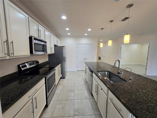 Building Photo - 2246 Waukegan Dr