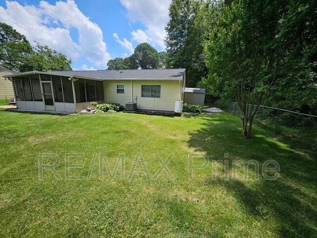 Building Photo - 3413 Newport Dr