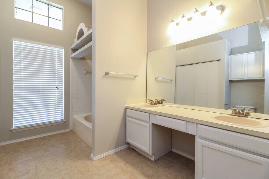 Building Photo - 635 Las Brisas Dr