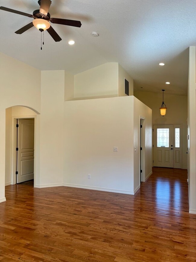 Building Photo - 424 Lakerose Loop