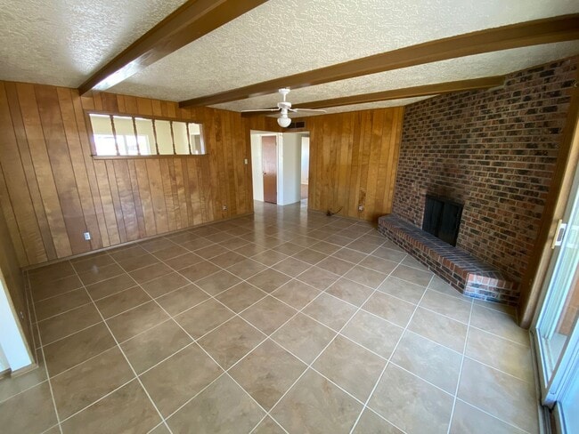 Building Photo - Northeast El Paso 3bed/2bath w/LOTS of living space!