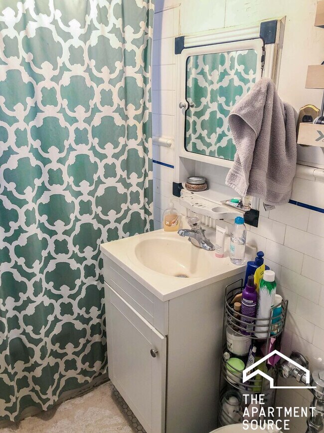 Building Photo - 436 W Surf St