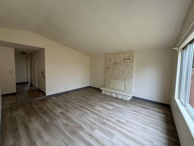 Building Photo - 3 Bedroom, 2 Bath Single Family Home in Cal Young/Gilham Neighborhood