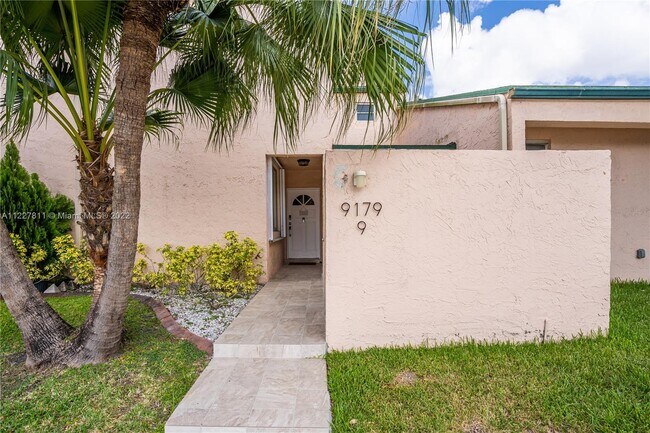 Building Photo - 9179 Fontainebleau Blvd