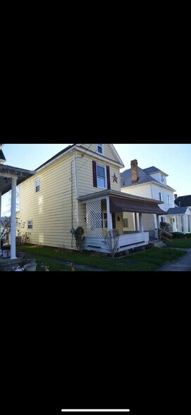 Building Photo - 818 Gaston Ave