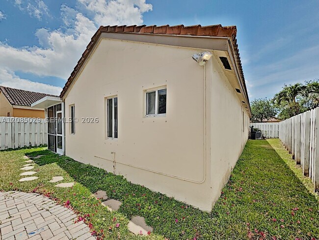 Building Photo - 1380 Presidio Dr