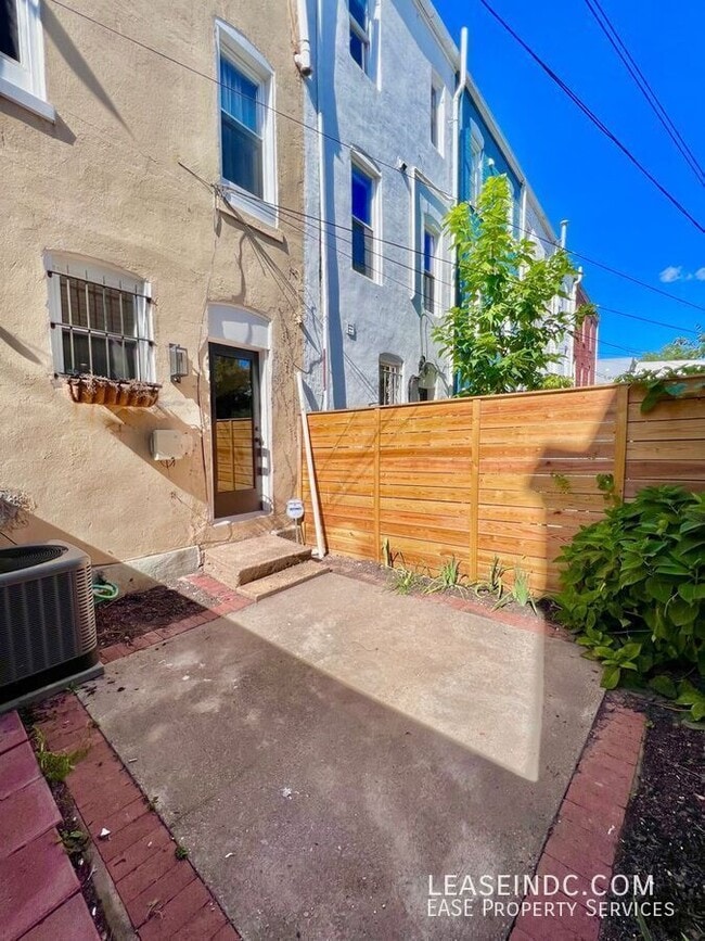 Building Photo - 342 Elm St NW