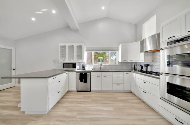 Building Photo - 5565 Ostin Ave