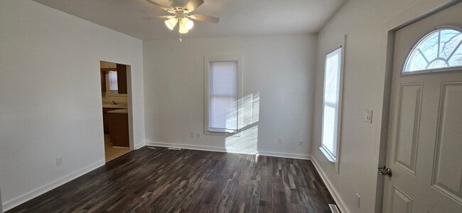 Building Photo - Remodeled 2 bedroom with Garage & small fe...