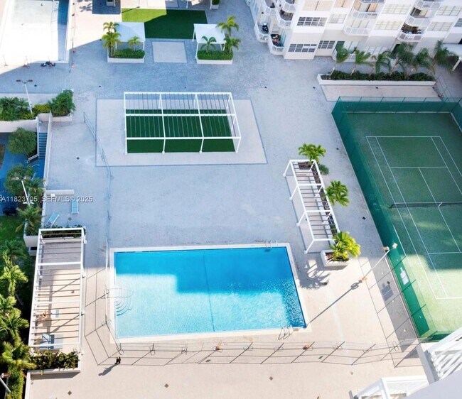 Building Photo - 18071 Biscayne Blvd